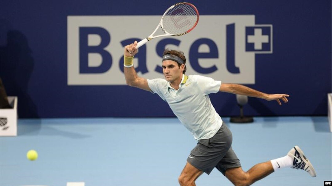 El tenista suizo Roger Federer devuelve la pelota…