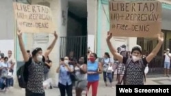 Luis Robles, manifestándose pacíficamente en Centro Habana poco antes de ser arrestado por la policía política cubana