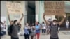 Luis Robles, manifestándose pacíficamente en Centro Habana poco antes de ser arrestado en diciembre de 2020 por la policía política. (Social Media).