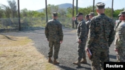 El general estadounidense Francis Donovan, jefe del Comando Sur de los EE. UU., visita una ubicación identificada como Guantánamo, Cuba, en esta imagen difundida el 29 de mayo de 2026. Comando Sur de los EE. UU./Material cedido vía REUTERS.