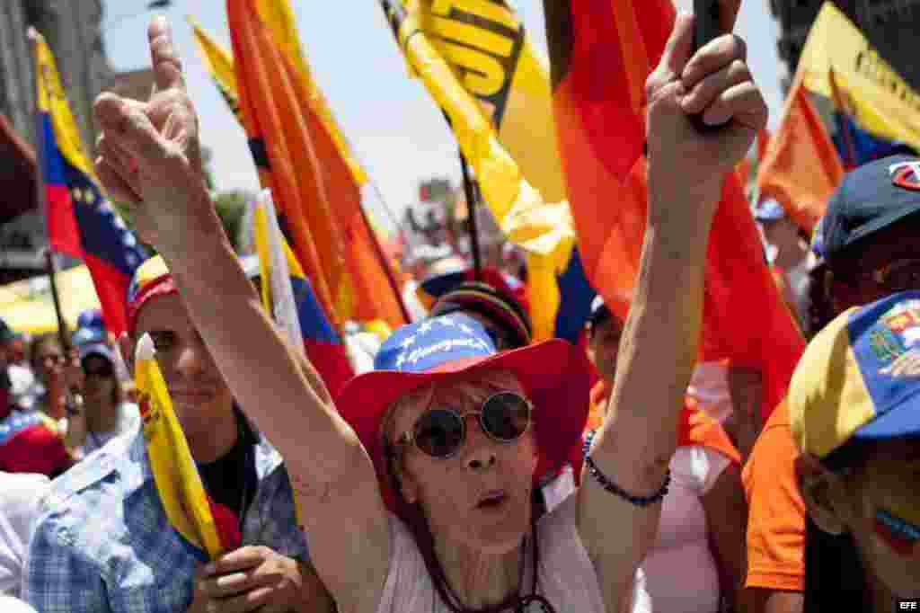 Tras más de mes y medio de movilizaciones contra el gobierno del presidente Nicolás Maduro, que dejan 31 muertos y cientos de heridos, los venezolanos volvieron a salir por miles a las calles de Caracas y de otras localidades, como Valencia (norte), Mérida y San Cristóbal (oeste).