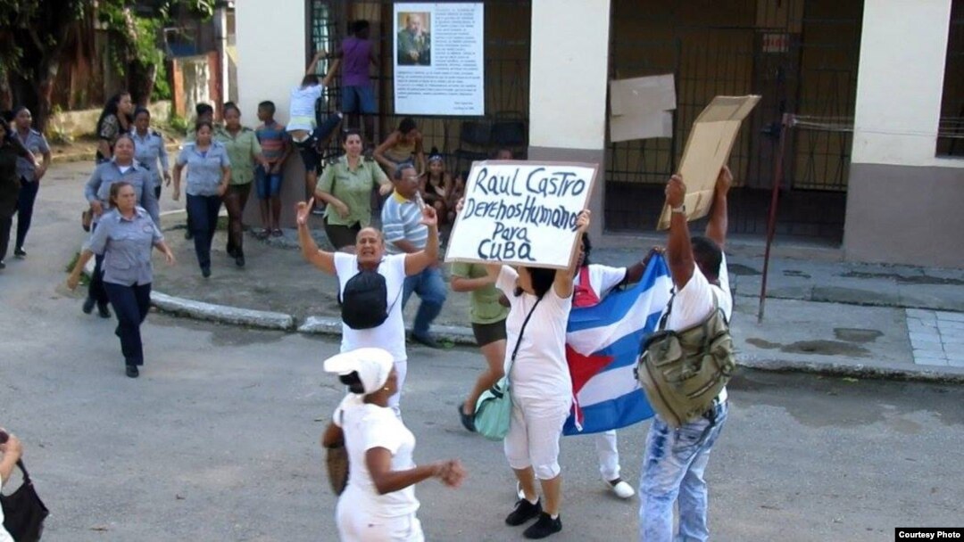 Damas de Blanco protestan antes de ser arrestadas en su sede nacional en el barrio de Lawton, La Habana. Foto de archivo A. Moya.