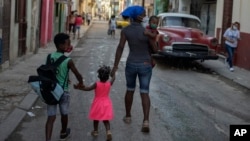 Una familia en La Habana el 13 de julio de 2021. (AP Photo/Eliana Aponte).