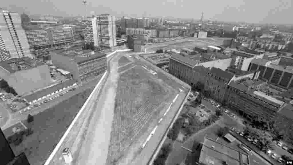 Foto de archivo tomada el 18 de julio de 1986 de una vista general de Berlín dividido cerca del &quot;checkpoing Charlie&quot; en Berlín (Alemania). 