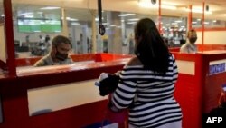 Un chequeo de inmigración en el Aeropuerto de La Habana. YAMIL LAGE / AFP