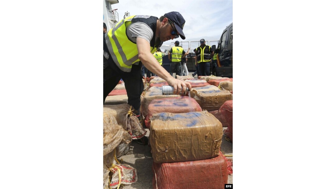 Un agente de la Agencia Tributaria marca los fardos con los 2.400 kilos de cocaína incautados.