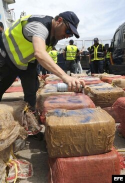 Un agente de la Agencia Tributaria marca los fardos con los 2.400 kilos de cocaína incautados.