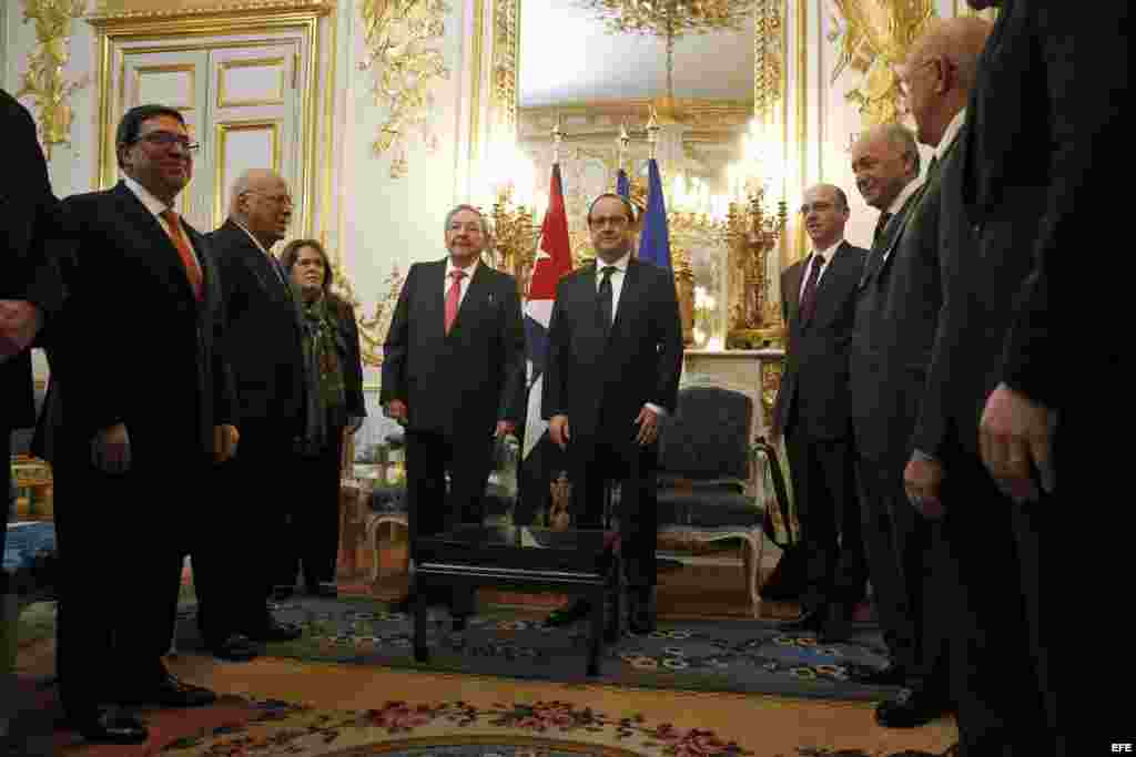  El presidente de Cuba, Raúl Castro (i) y con su homólogo francés François Hollande (d) durante su encuentro en el palacio del Elíseo en Par