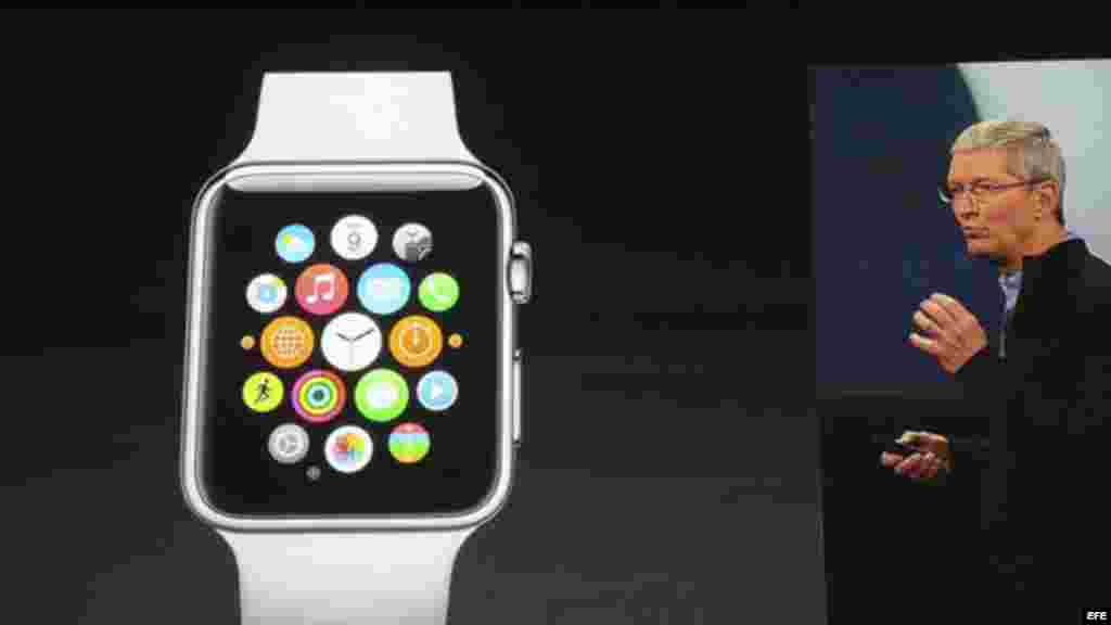 Vista de la pantalla en la que se retransmite la presentación del reloj de pulsera inteligente Apple Watch, mostrado por el consejero delegado de Apple, Tim Cook.