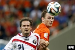 El delantero costarricense Marcos Urena (i) y el defensa holandés Stefan de Vrij, durante el partido Holanda-Costa Rica.