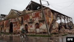 Vista de una calle tras el paso del huracán Irma hoy, sábado 09 de septiembre, en Caibarién (Cuba).