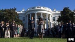 El presidente de Estados Unidos Barack Obama y su esposa, Michelle, escuchan el himno nacional durante una ceremonia por las víctimas del 11S, en la Casa Blanca en Washington (11 de septiembre, 2015.