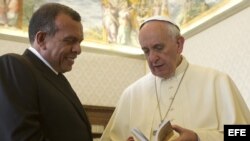 El papa Francisco (d) conversa con al presidente hondureño, Porfirio Lobo, durante la reunión privada que mantuvieron en el Vaticano, hoy, viernes 20 de septiembre de 2013