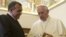 El papa Francisco (d) conversa con al presidente hondureño, Porfirio Lobo, durante la reunión privada que mantuvieron en el Vaticano, hoy, viernes 20 de septiembre de 2013