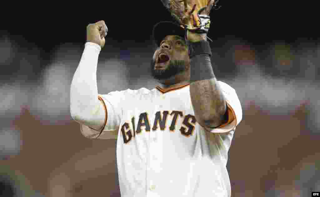 Pablo Sandoval, tercera base de los Gigantes celebra el final de la séptima entrada. 