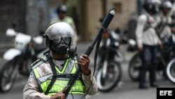 Agentes de la Guardia Nacional Bolivariana bloquean el paso de una marcha opositora hoy, jueves 20 de abril de 2017, en Caracas (Venezuela).