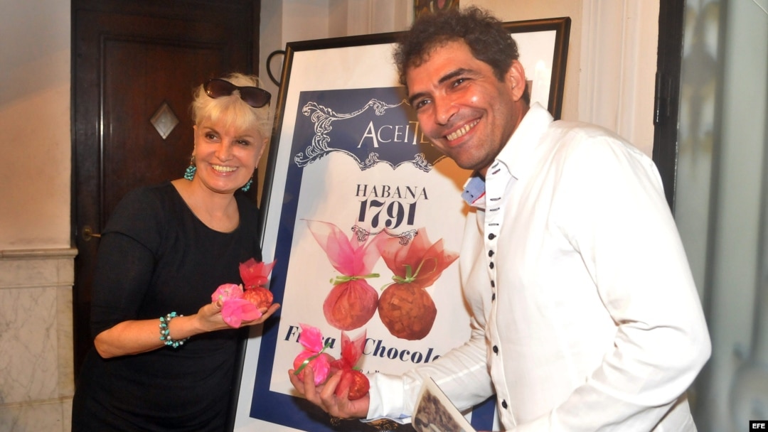 Los actores de "Fresa y Chocolate" Mirta Ibarra (i) y Vladimir Cruz (d) 