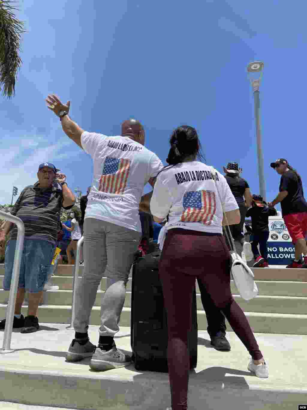 Camisetas con el reclamo de Libertad.