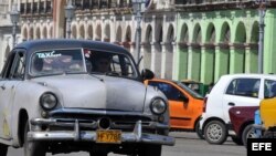 Un viejo auto de fabricación estadounidense, conocido popularmente en Cuba como "almendrón.