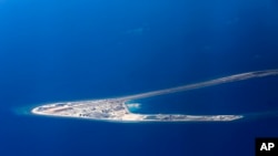 Islotes artificiales en el Mar de China Meridional ocupados militarmente por el régimen chino. (Francis Malasig/AP).