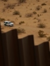 Un vehículo de la Patrulla Fronteriza de EE. UU. realiza labores de vigilancia cerca de un tramo del muro fronterizo entre Estados Unidos y México, visto desde Ciudad Juárez, México, el 27 de marzo de 2025. REUTERS/José Luis González