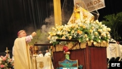 El arzobispo Thomas Wenski, durante la misa de la Virgen de la Caridad del Cobre, en el Bank United Center de Coral Gables, en Miami (EEUU). 