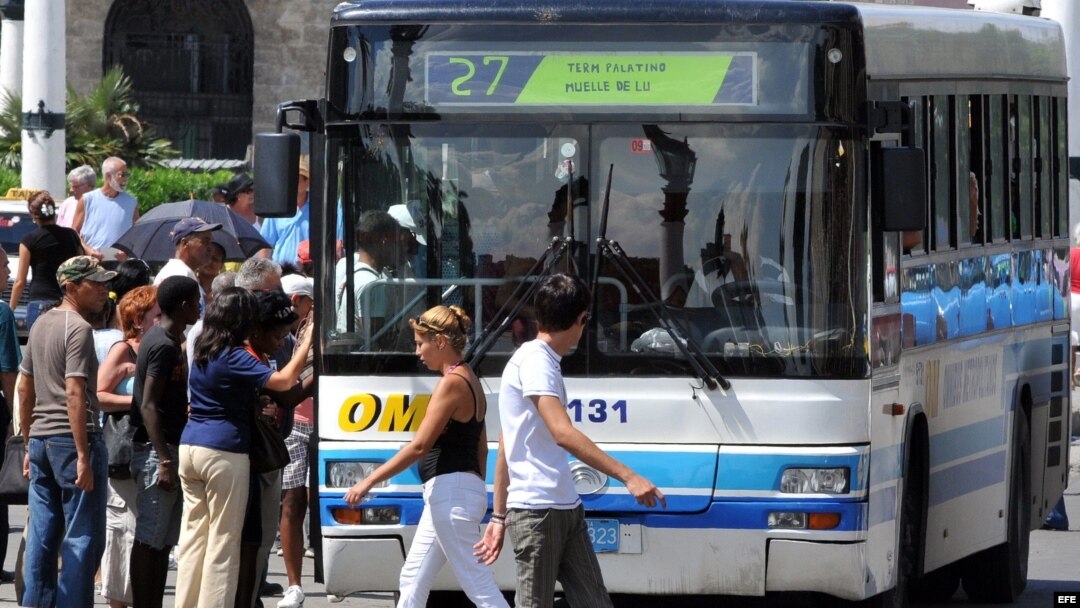 Pasajeros suben a un ómnibus estatal en La Habana. (Archivo)