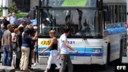 Pasajeros suben a un ómnibus estatal que cubre una ruta dentro de La Habana. (Archivo)