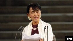 La Premio Nobel de la Paz Aung San Suu Kyi se dirige a las dos cámaras del Parlamento británico el jueves 21 de junio de 2012 en Londres, Reino Unido.