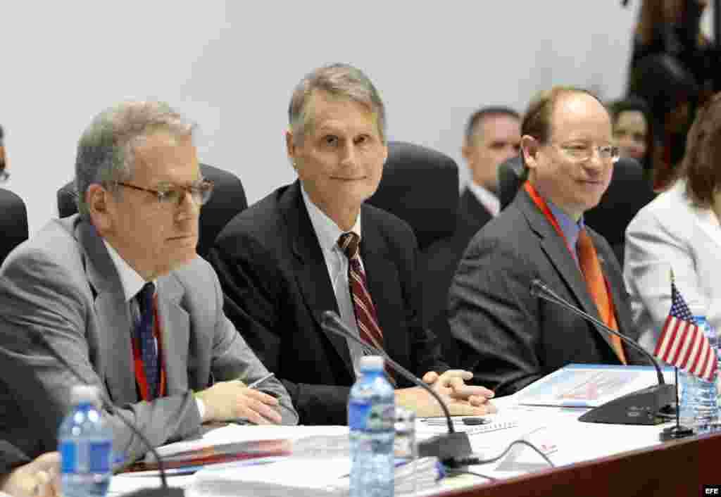El secretario asistente adjunto para Latinoamérica del Departamento de Estado, Edward Alex Lee (i), participa en la primera reunión EEUU-Cuba&nbsp;