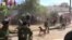 "Boinas negras" enfrentan a vecinos cuando aparentemente trataban de evitar que se llevaran al presunto violador de una niña de ocho años.