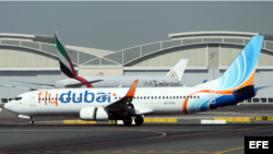 Un avión de fly dubai.