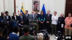 El portavoz de la oposición venezolana, Ramón Guillermo Aveledo (c), habla con la prensa el martes tras la segunda jornada de diálogo con el gobierno.
