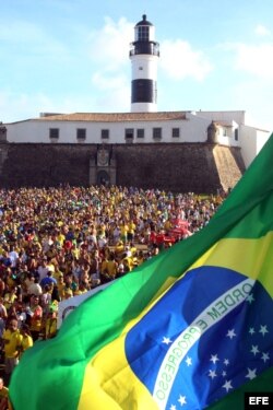 Miles de personas se reúnen en la zona FIFA Fan Fest para ver el partido entre Brasil y México.