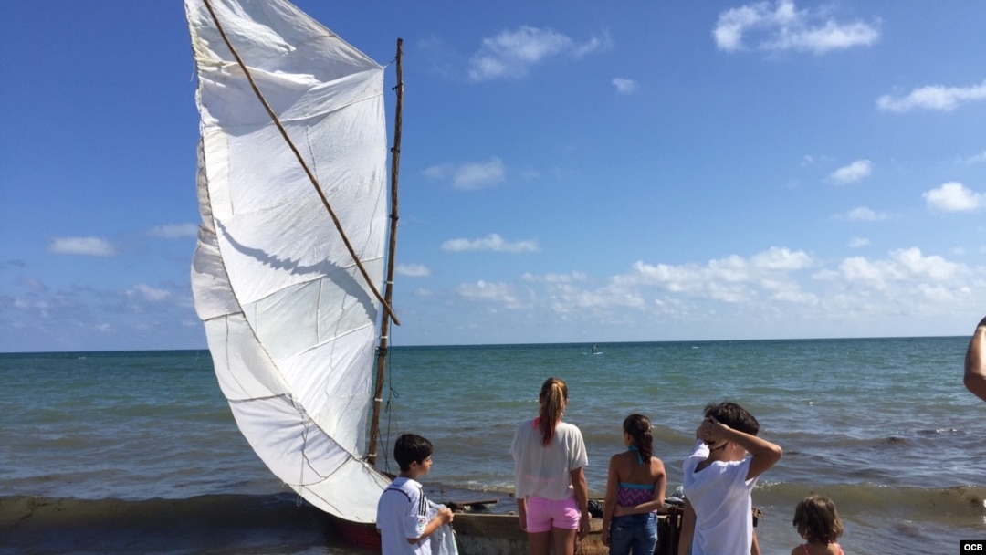 Cubanos llegan a Key Biscayne durante el fin de semana.