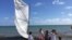 Cubanos llegan a Key Biscayne durante el fin de semana.