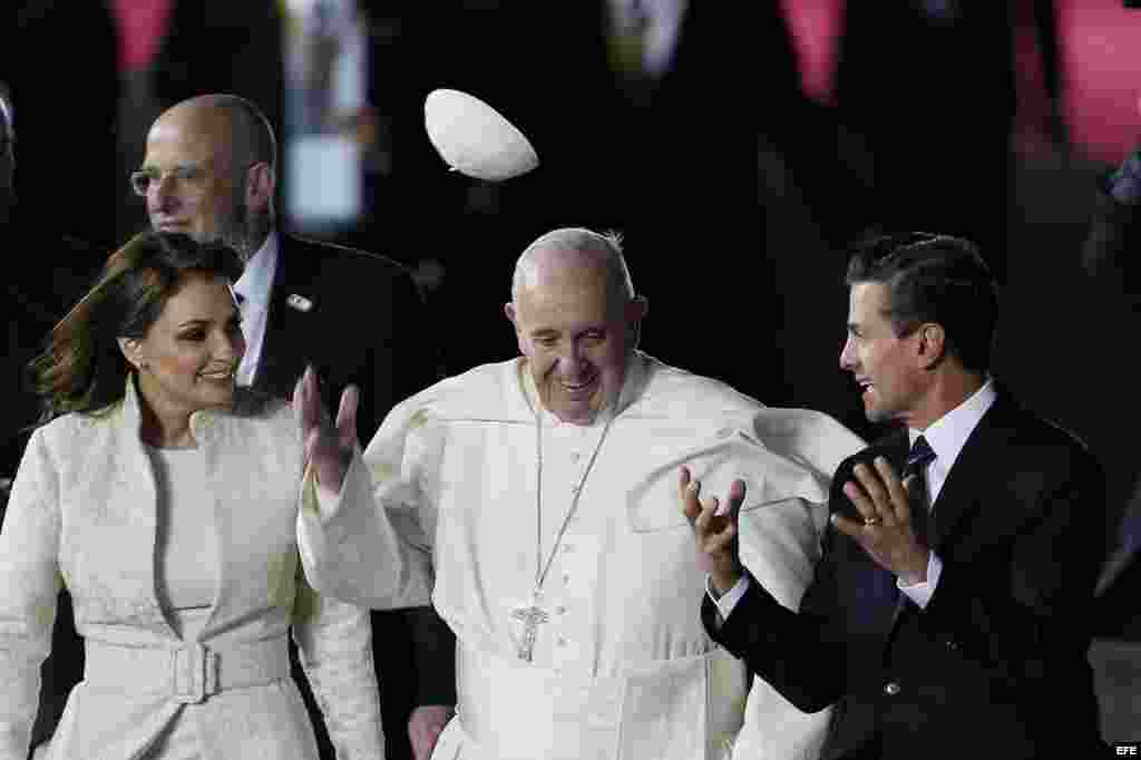 El papa Francisco conversa con el presidente mexicano, Enrique Peña Nieto (d), y la primera dama, Angélica Rivera.