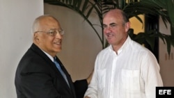 El ministro de Economía y Competitividad de España, Luis de Guindos, saluda al vicepresidente cubano Ricardo Cabrisas (d-i).
