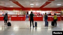 Pasajeros esperan la salida en el Aeropuerto Internacional José Martí de La Habana.