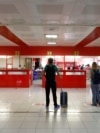 Pasajeros esperan la salida en el Aeropuerto Internacional José Martí de La Habana.