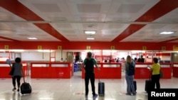 Pasajeros esperan la salida en el Aeropuerto Internacional José Martí de La Habana.