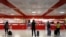 Pasajeros esperan la salida en el Aeropuerto Internacional José Martí de La Habana.