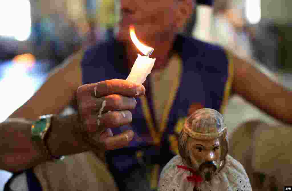 Cubanos piden al milagroso San Lázaro.