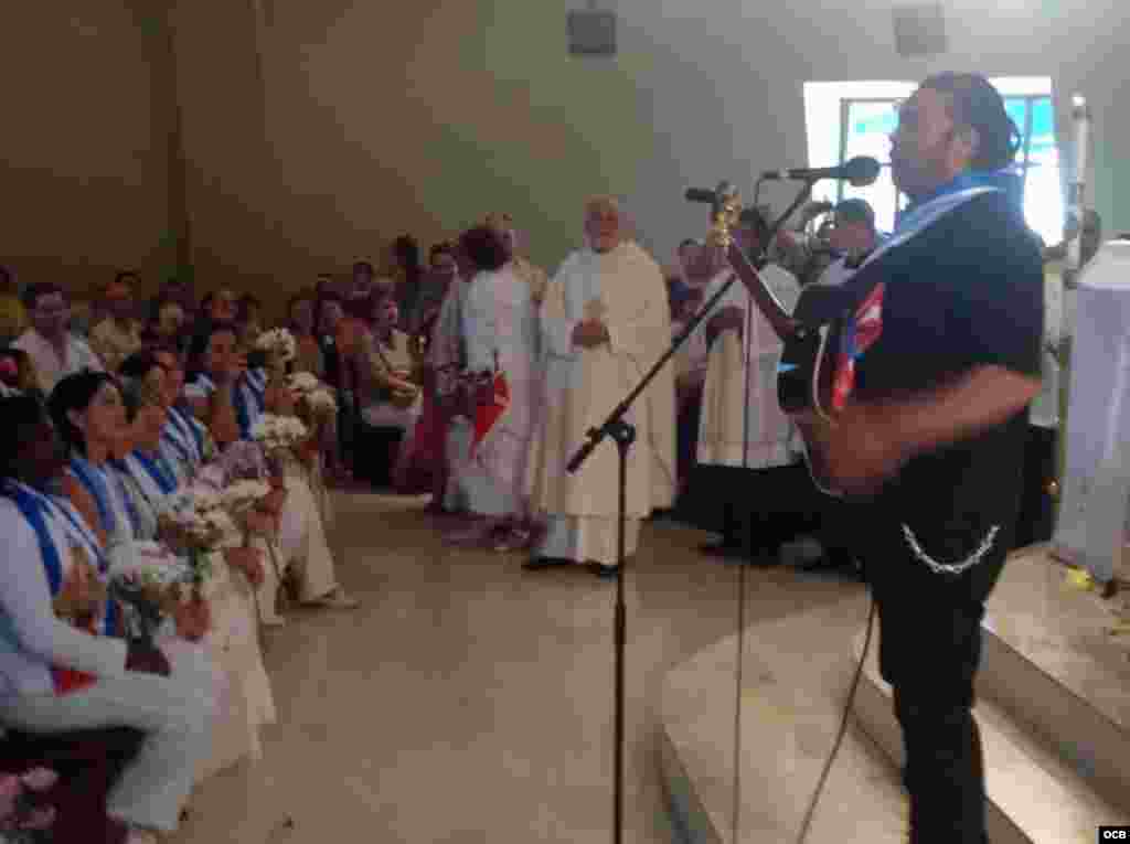 Amaury Gutiérrez le canta a las Damas de Blanco en La Ermita.