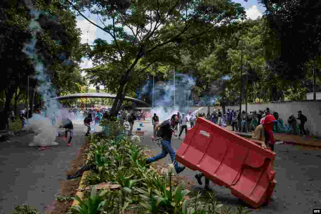 Manifestantes marchan hoy, jueves 4 de mayo de 2017, en Caracas (Venezuela). Los cuerpos de seguridad dispersaron con gases lacrimógenos la manifestación de estudiantes que se concentró en la Universidad Central de Venezuela (UCV) para intentar trasladars