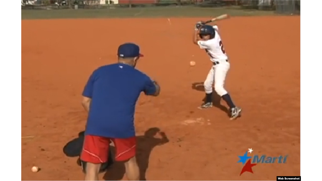 José Fernández (i) entrena a Yohandy Morales.