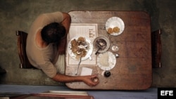 ARCHIVO. Un hombre almuerza un plato típico de la cocina cubana en La Bodeguita del Medio, en La Habana. 