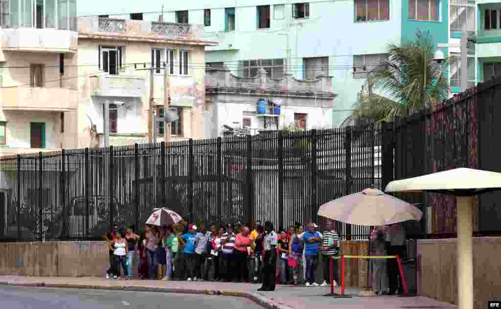 Ciudadanos cubanos hacen fila para solicitar visas en el edificio de la Sección de Intereses de Estados Unidos en La Habana.