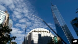 Foto de la nueva iglesia de San Nicolás (todavía bajo construcción), con la torre de One World Trade Center --el edificio más alto de Nueva York-- de fondo en la zona cero. Foto del 8 de septiembre del 2021. (AP Photo/Mark Lennihan)