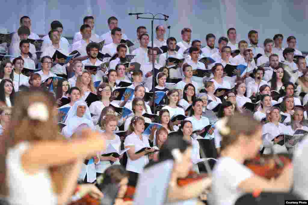 Orquesta sinfónica juvenil en la misa de Cracovia, Polonia.